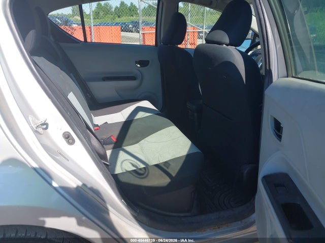 صورة 8 لـ 2014 Toyota PRIUS C THREE