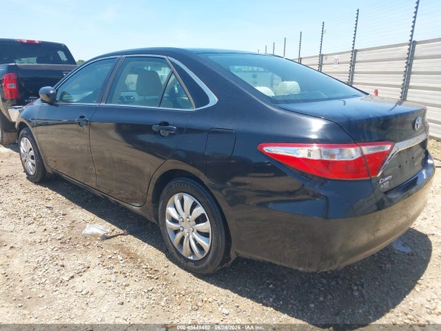 2017 Toyota CAMRY LE photo 3