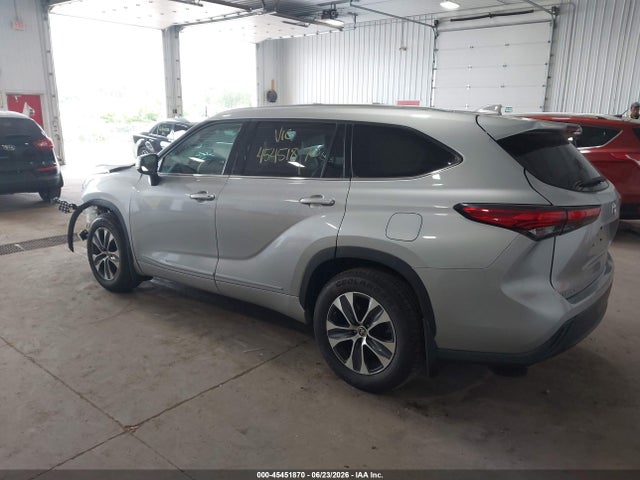 2021 TOYOTA HIGHLANDER XLE 3