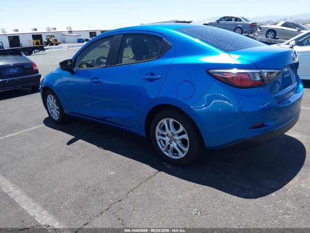 2017 Toyota YARIS IA — фото 3