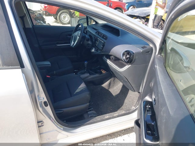 2016 Toyota PRIUS C TWO — фото 5