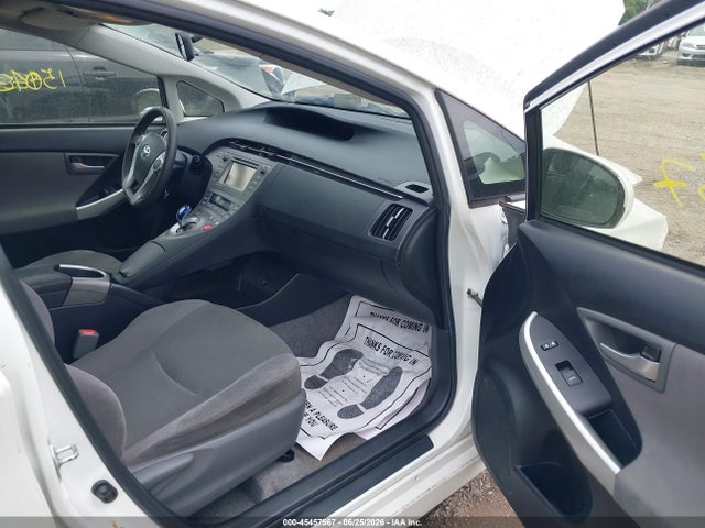 صورة 5 لـ 2015 Toyota PRIUS THREE