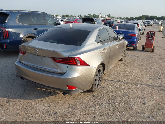 2016 Lexus IS 200T — фото 4