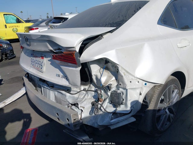 2019 Lexus IS 300 — миниатюра 18