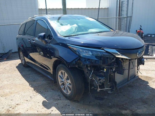 2025 TOYOTA SIENNA XLE