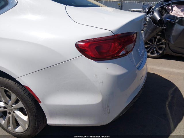 2016 Chrysler 200 LIMITED thumbnail 15