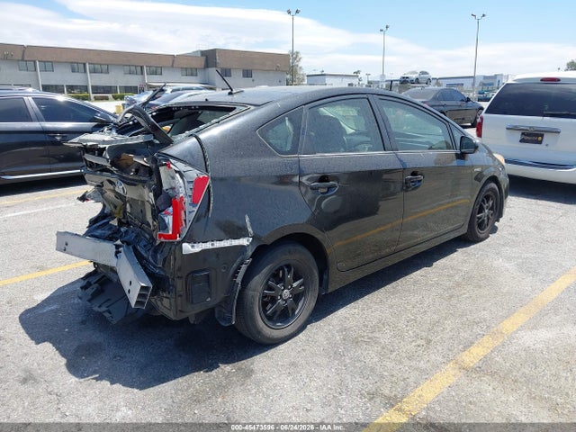 صورة 4 لـ 2013 Toyota PRIUS THREE