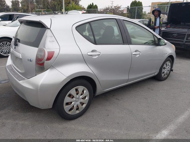 صورة 4 لـ 2012 Toyota PRIUS C TWO