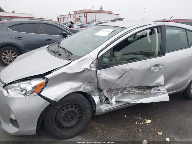 صورة 6 لـ 2012 Toyota PRIUS C TWO
