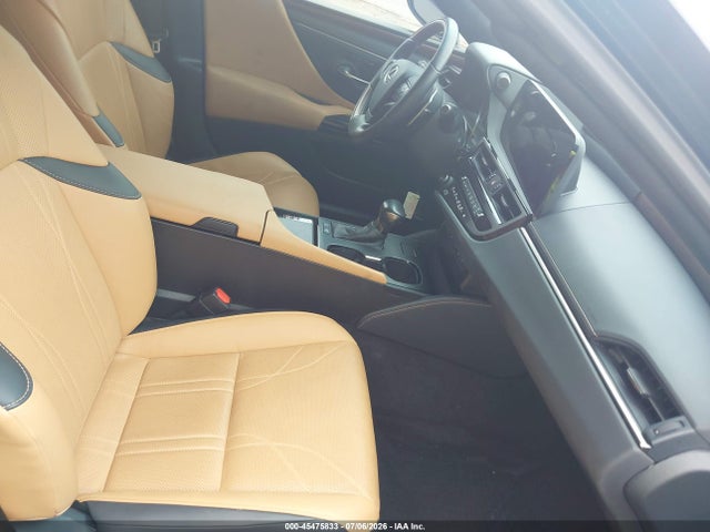 صورة 5 لـ 2023 Lexus ES 300H LUXURY