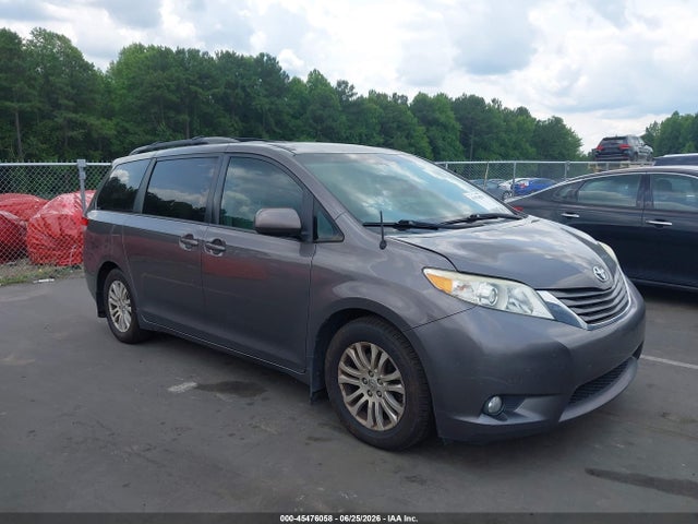 2013 TOYOTA SIENNA XLE V6 8 PASSENGER