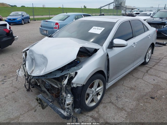 2014 Toyota CAMRY SE photo 2