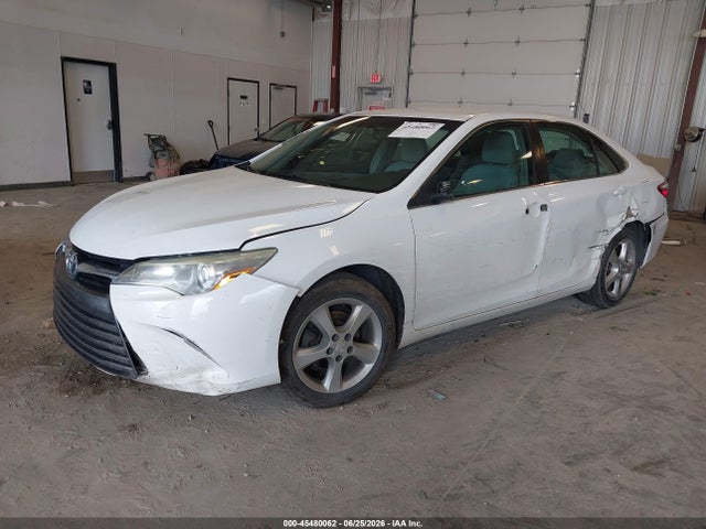 2015 Toyota CAMRY LE photo 2