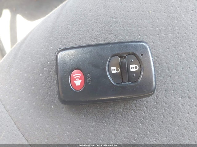 2015 Toyota PRIUS TWO — миниатюра 11