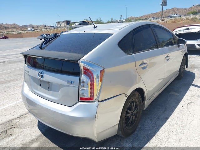 صورة 4 لـ 2015 Toyota PRIUS TWO