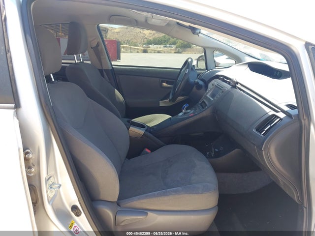 صورة 5 لـ 2015 Toyota PRIUS TWO
