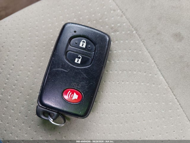 2011 Toyota PRIUS THREE — миниатюра 11