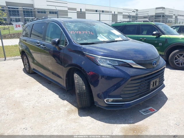2023 TOYOTA SIENNA XLE