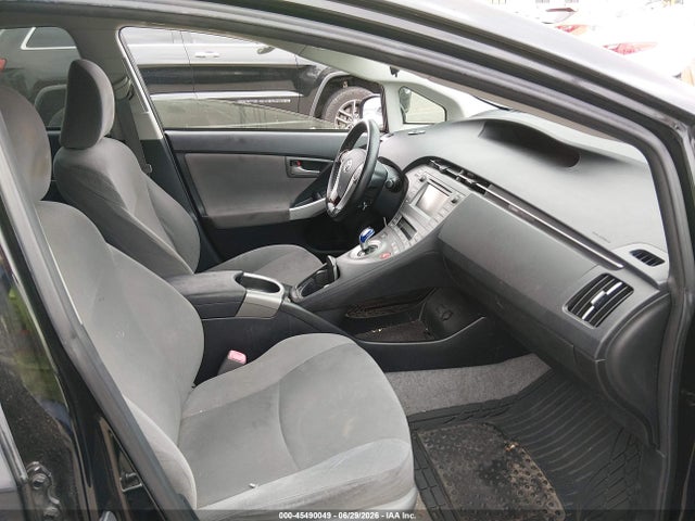 صورة 5 لـ 2013 Toyota PRIUS TWO