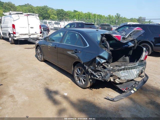 2017 Toyota CAMRY SE photo 3