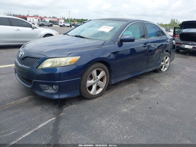 2011 Toyota CAMRY SE photo 2