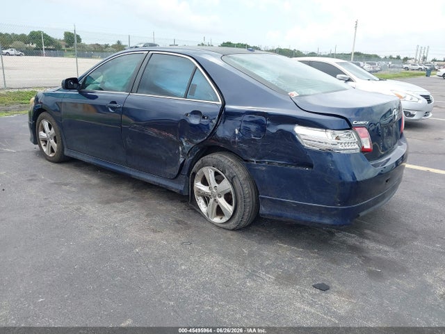 2011 Toyota CAMRY SE photo 3