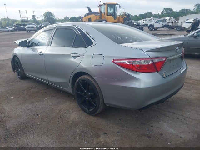2015 Toyota CAMRY SE photo 3