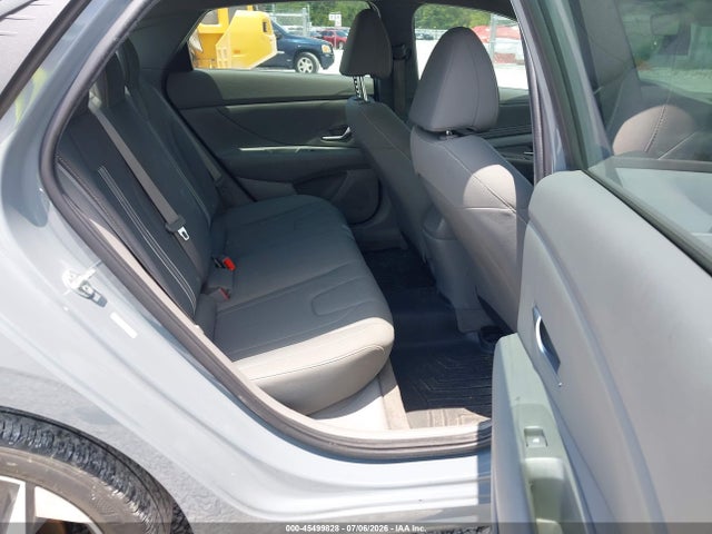 صورة 8 لـ 2023 Hyundai ELANTRA SEL