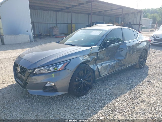 2022 Nissan ALTIMA SR FWD photo 2