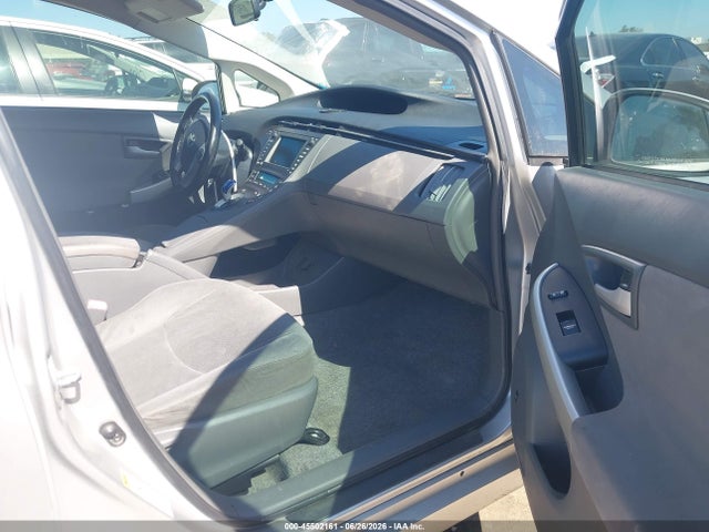 2010 Toyota PRIUS III — фото 5