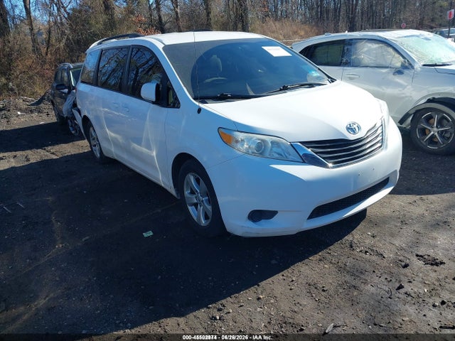 2013 TOYOTA SIENNA LE V6 8 PASSENGER