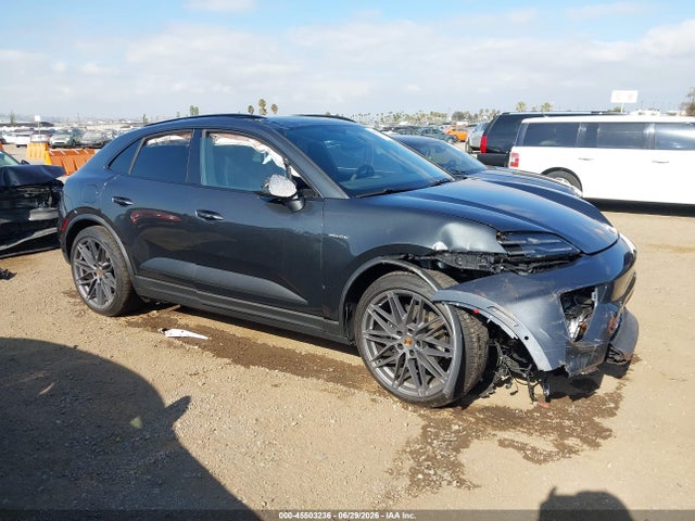 2025 PORSCHE MACAN 
