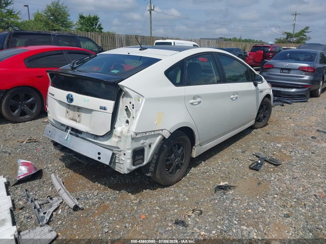صورة 4 لـ 2015 Toyota PRIUS THREE