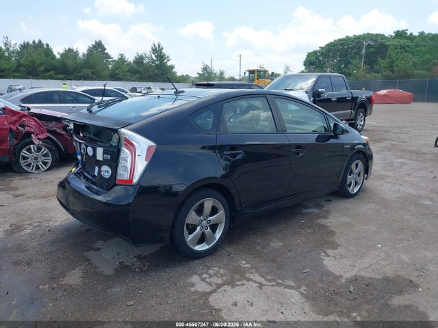 صورة 4 لـ 2013 Toyota PRIUS THREE SE