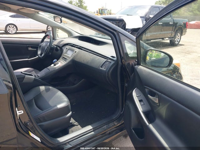 صورة 5 لـ 2013 Toyota PRIUS THREE SE
