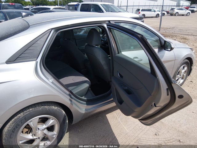 صورة 8 لـ 2021 Hyundai ELANTRA SE