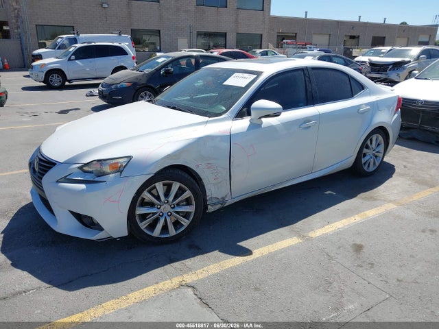 2016 Lexus IS 200T — фото 2
