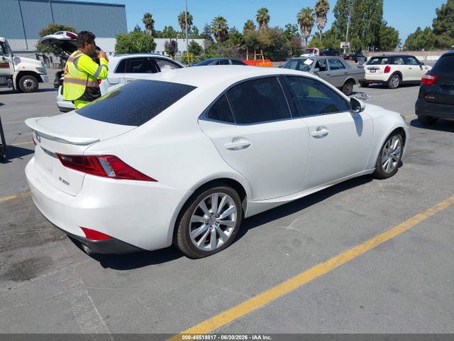 2016 Lexus IS 200T — фото 4