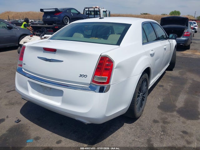 صورة 4 لـ 2013 Chrysler 300 MOTOWN
