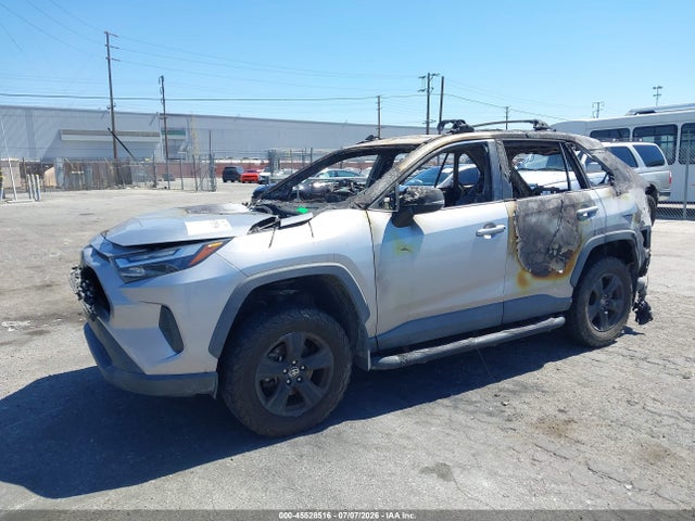 2022 TOYOTA RAV4 XLE 2