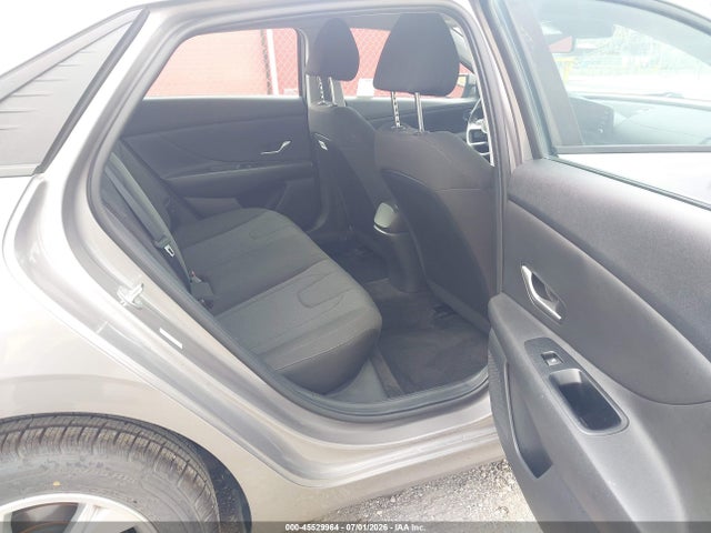 صورة 8 لـ 2023 Hyundai ELANTRA SE
