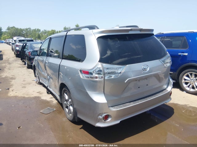 2019 TOYOTA SIENNA SE 3