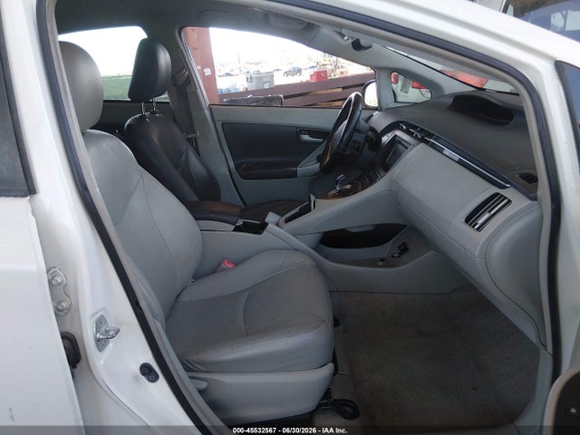 2010 Toyota PRIUS V photo 5