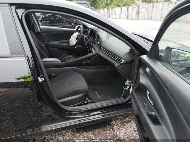 صورة 5 لـ 2023 Hyundai ELANTRA SE