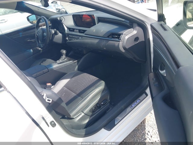 2019 Lexus ES 300H — миниатюра 17