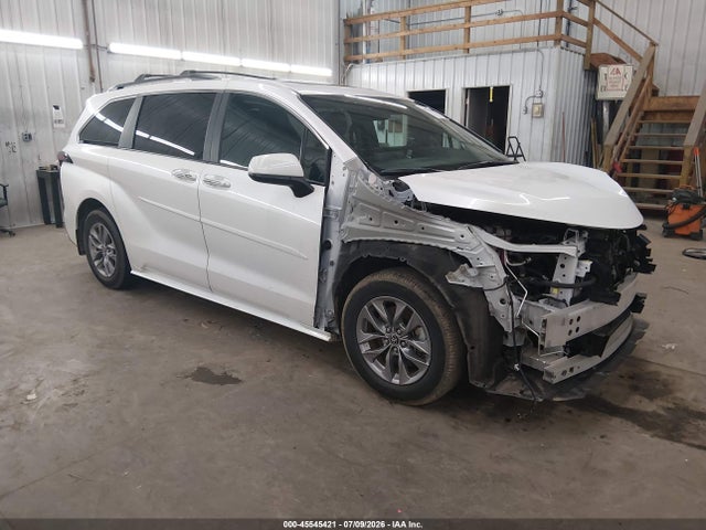 2025 TOYOTA SIENNA XLE