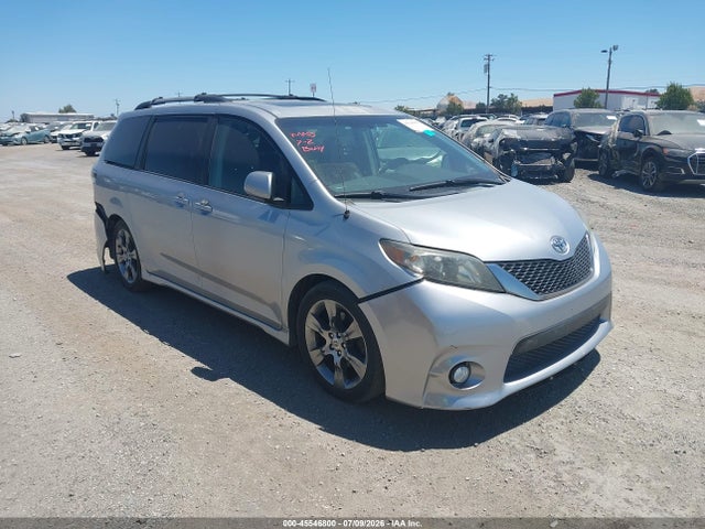 2011 TOYOTA SIENNA SE