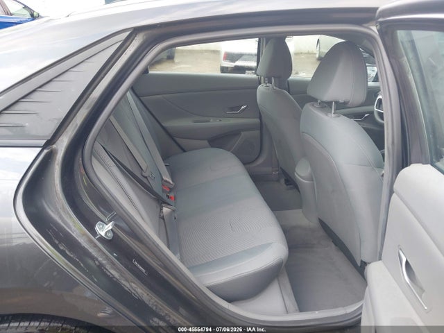 صورة 8 لـ 2021 Hyundai ELANTRA SE