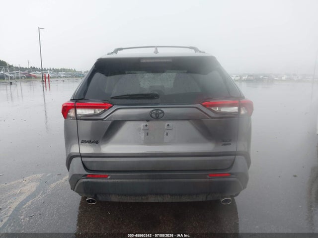 2021 TOYOTA RAV4 XLE 17