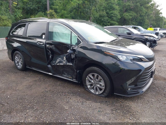 2026 TOYOTA SIENNA XLE
